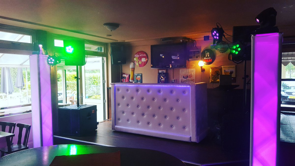 TwoDiscjockeys's tweet photo. #chesterfielddjbooth #driveinshow #djbooth #driveinshows #djhuren #bruiloftdj #bruiloftmuziek #chesterfieldstyle https://t.co/J7pth87G7i