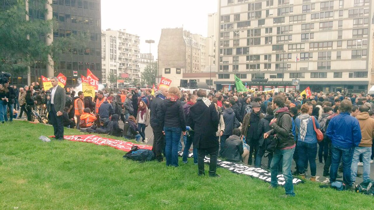 ReportersDebout's tweet photo. #manif2juin #92mars Manifestation à la Gare Montparnasse https://t.co/Oxj7oRjyBI