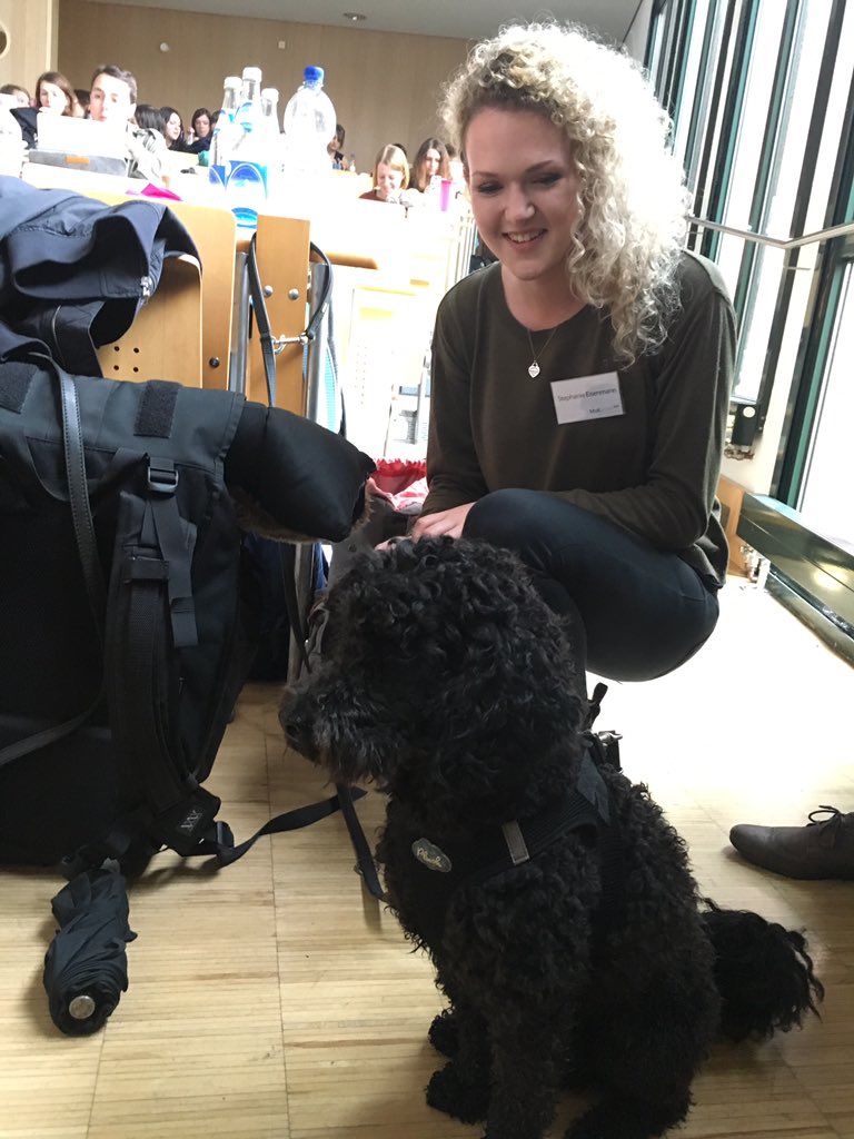 Gleich gibt es im Hs 9 einen spannende PR Vortrag! Unser Ehrengast Niko ist auch schon da 😄🐶