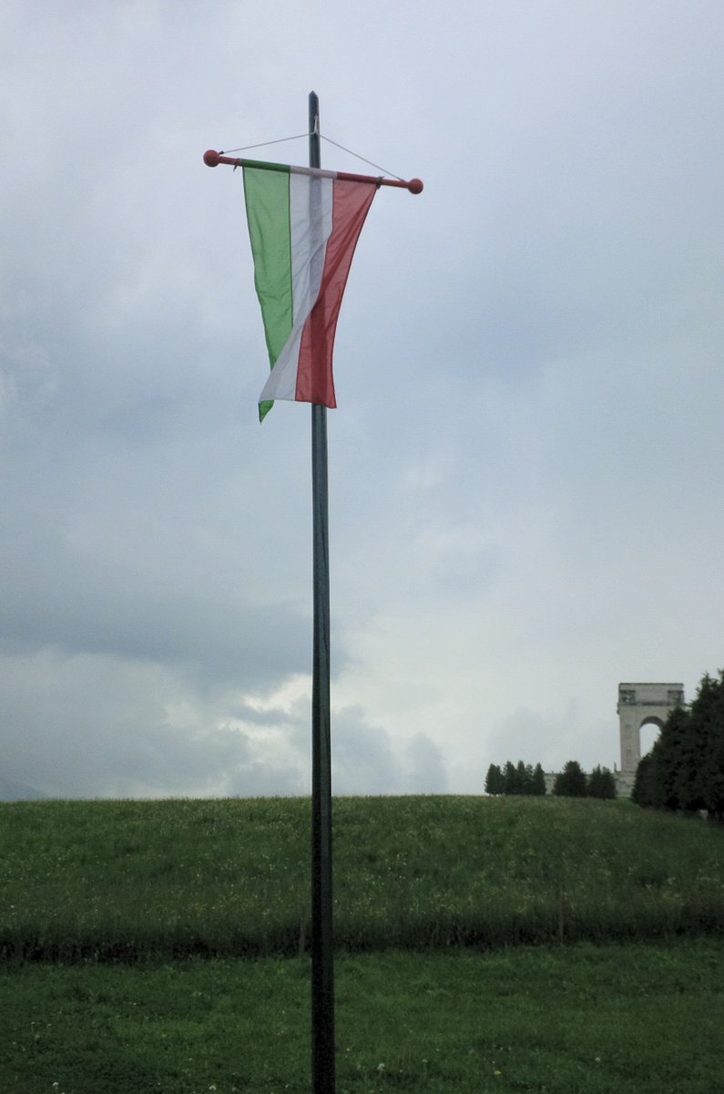 EvaCaccia's tweet photo. #festadellarepubblica #2giugno2016 #tricolore #asiago https://t.co/9kOeKtSEjG