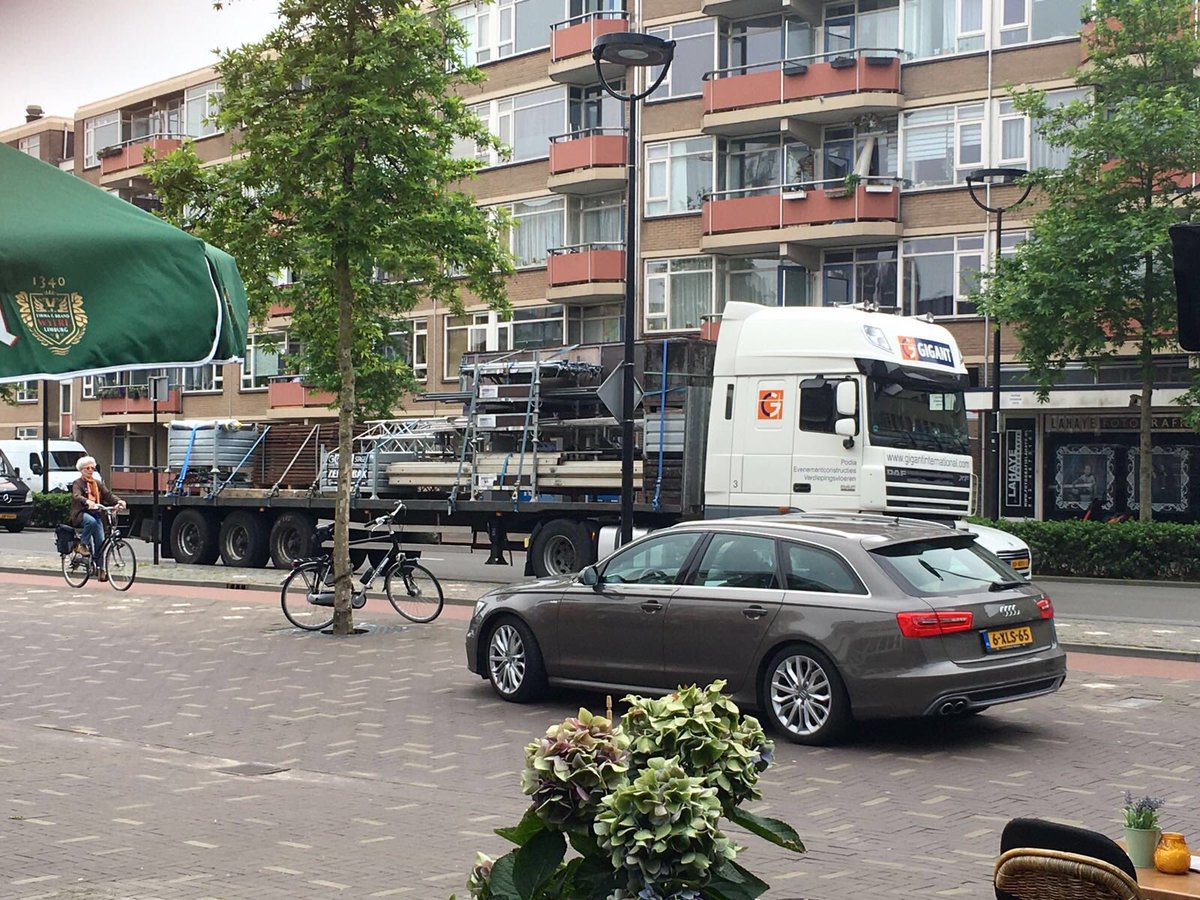 Het podium is gearriveerd! We kunnen gaan bouwen #gigantisch #tilburg #levenslied #4en5juni <a href="/Piusplein/">Piusplein Tilburg</a> @paleisring