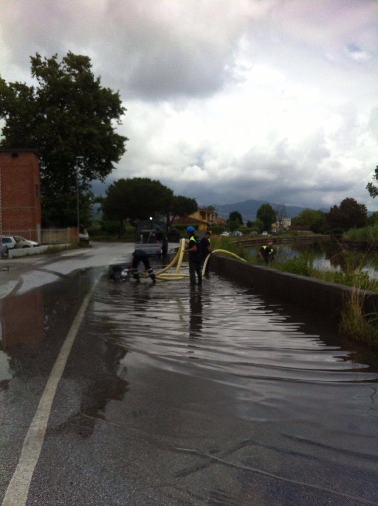 #MalTempoTos #Viareggio, aggiornamento ore 14.30: idrovore in azione sia in via di Montramito che in via Consorziale
