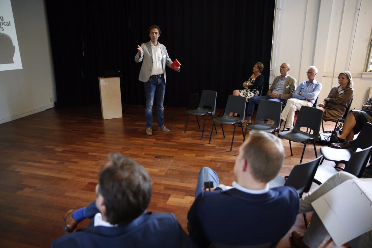 EntrepreneurHU's tweet photo. Edwin Weesie geeft een onderzoekpresentatie over 'Psychologische Barrieres en Coping' #DagvandeOvernemer https://t.co/OA47xSPeb8
