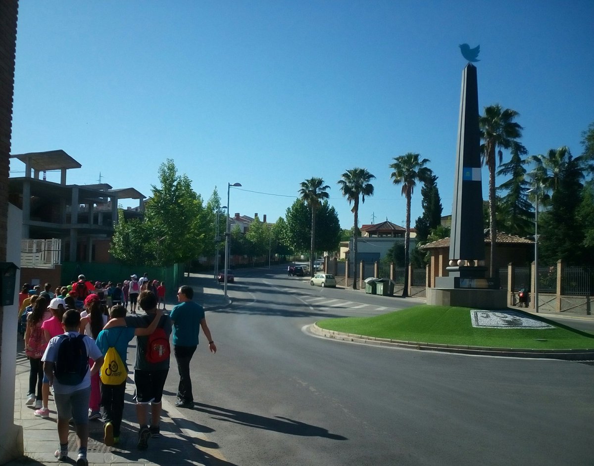JUNtoalDEPORTE's tweet photo. Larry saludando ayer a l@s escolares en su salida para celebrar el #DiaSinHumo dentro de la #trekkingWeek #sayhi https://t.co/UHKci0zqMw