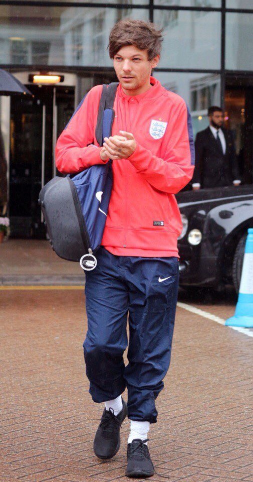 NoControlMari's tweet image. Почему Луи больше похож на бомжа, который год копил на спортивку, чем на влиятельного певца #5СекундФолловиятЛето