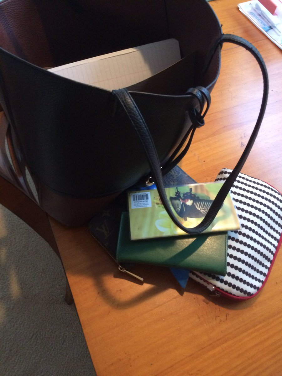 MsTiffany08's tweet image. What’s In My Bag secretsofawelldressedwoman.com/2016/06/02/wha…