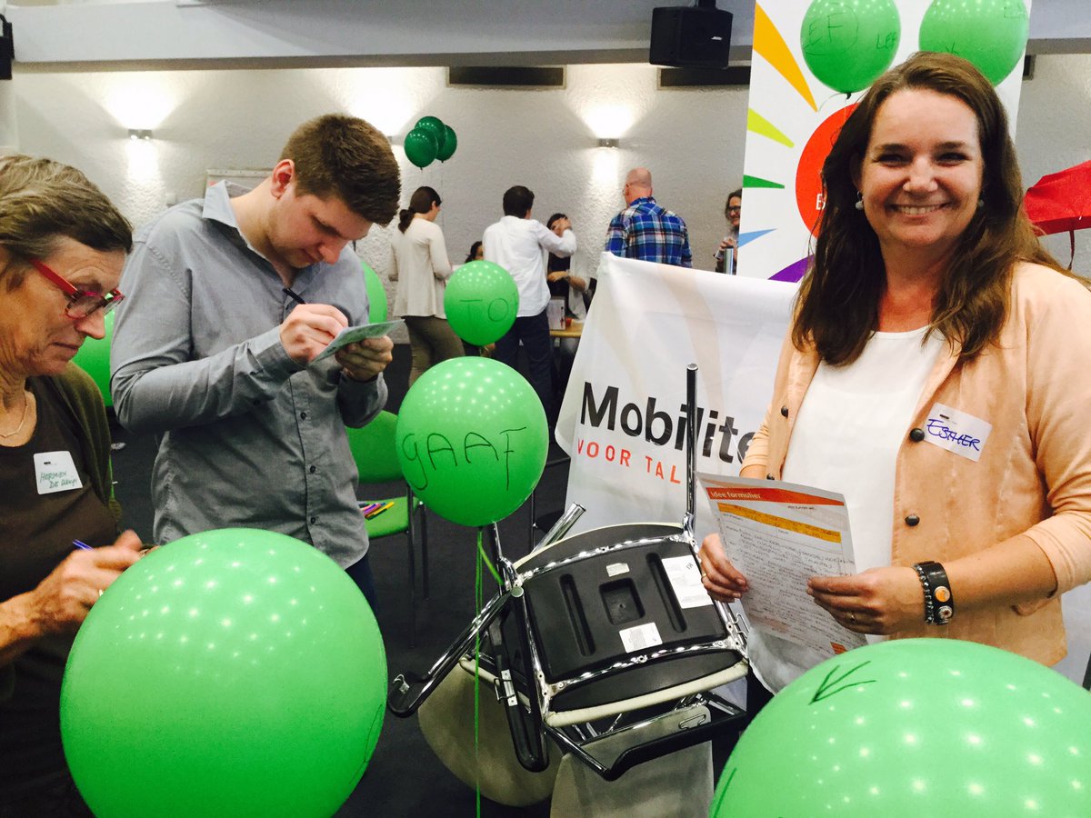 De pitches in de zelfgemaakte marktkramen gaan van start! Flexibel, dus geen vaste stoel! #321co @ynnovate