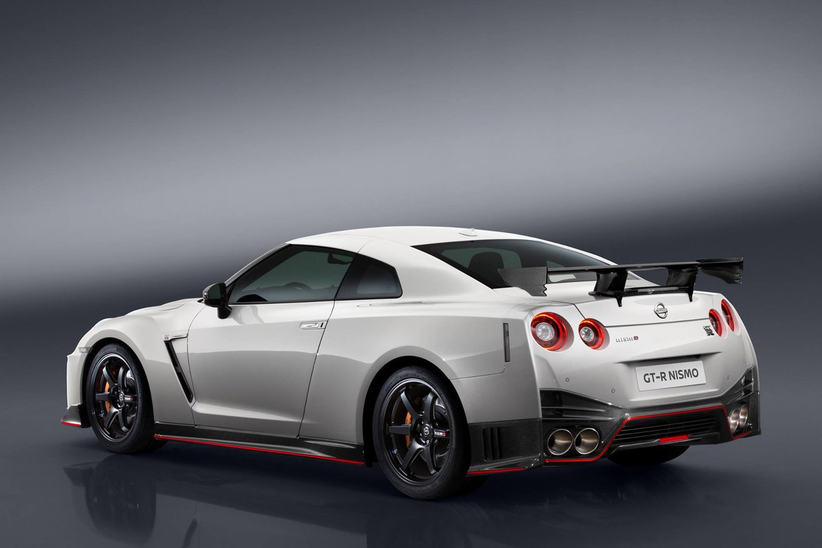 AutomotoHr's tweet photo. #NissanGTRnismo može upotrijebiti svojih 600 KS zahvaljujući vrlo preciznom dizajnu i upotrebi karbonskih vlakana. https://t.co/b0VulXR9sB
