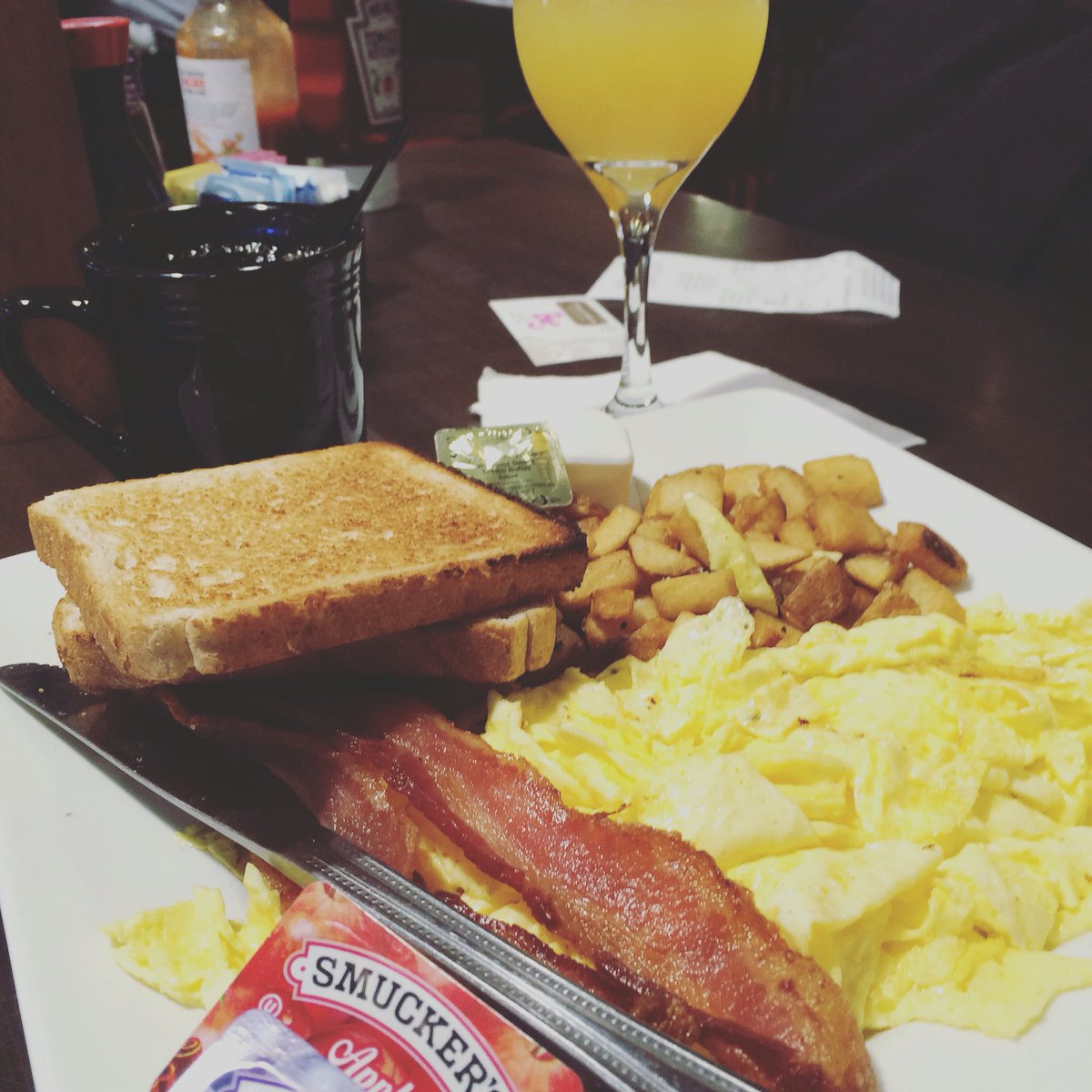 woolfingbooks's tweet photo. #qualitybreakfast (note: this is an Asian restaurant) and this woman is yelling "BREAKFAST?!" When ppl walk by. https://t.co/Tvxa94i4bE