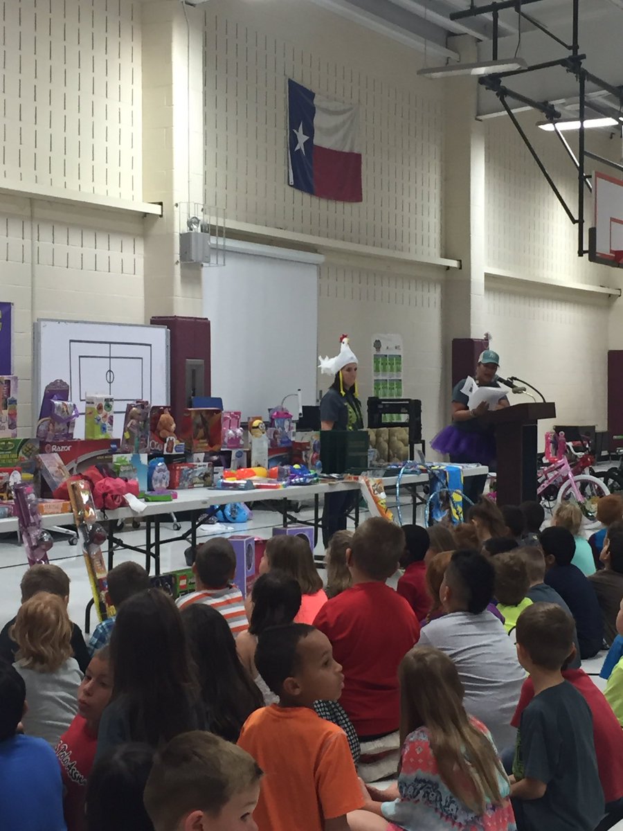 LinzHart33's tweet photo. It's about to go down!! @PrairieViewES #hawkhuddle https://t.co/JvNr1Ebi7I