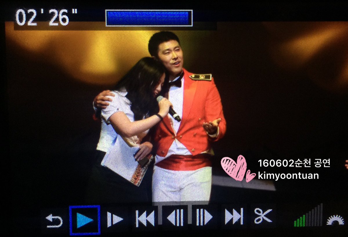 kimyoontuan's tweet photo. 【preview③】160602순천공연 #郑允浩 #정윤호 #유노윤호 #윤호 #Yunho #ユンホ 本来却有两首歌是要跳下舞台到观众席互动的，然而后排妹子们阻塞了走廊。于是。。。🌚🌚 https://t.co/n9usimq3jq