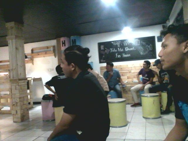 kersaa__'s tweet photo. Yoo #OpenMicIPB rame nih di huis milk bar bareng kite @StandUp_IPB https://t.co/MqJT1c0ByJ