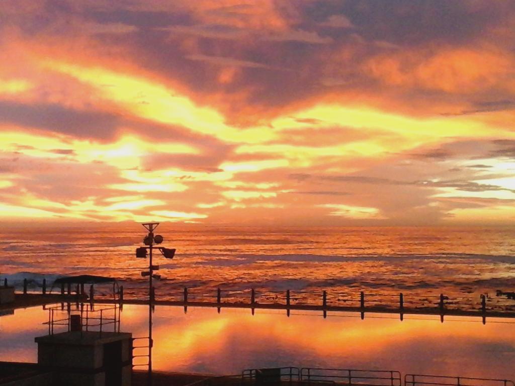 How was  the  sunset  this evening?! <a href="/welovect/">We Love Cape Town</a> <a href="/CapeTown/">ᑕᗩᑭE TOᗯᑎ</a> <a href="/seapointprom/">Sea Point Promenade</a> #sunset @CapeTownMag <a href="/KFMza/">kfmza</a>