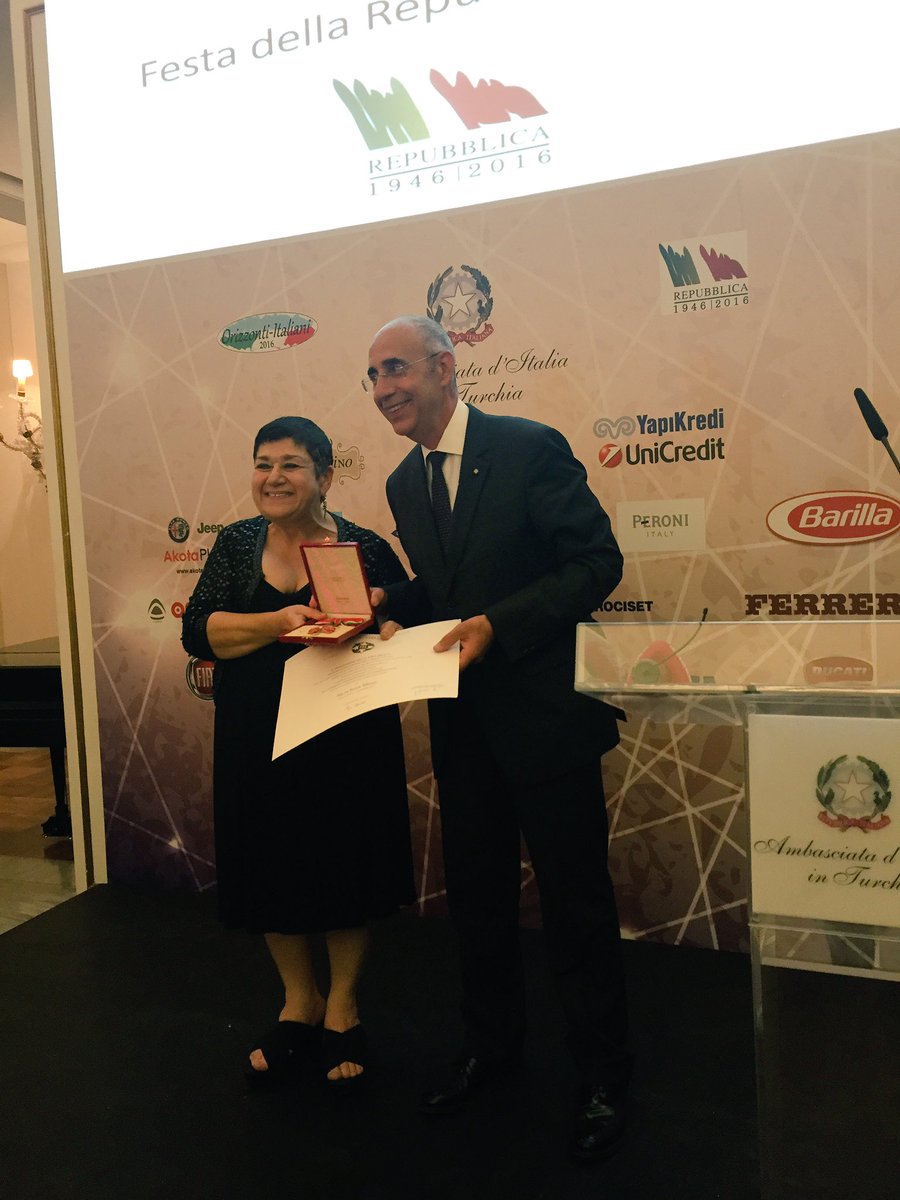 ItalyinTurkiye's tweet photo. Congratulazioni al nuovo Commendatore @serrafine straordinaria interprete dei legami che uniscono #Italia e #Turchia https://t.co/OZmdaKMv9w