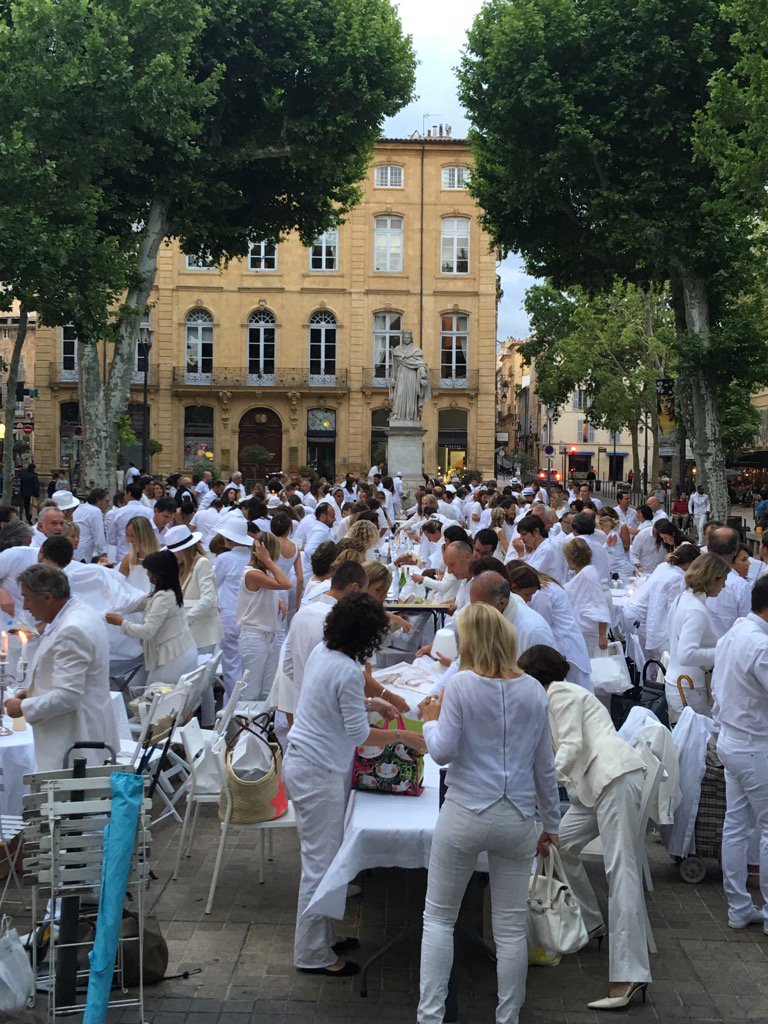 matthiasbauland's tweet photo. Soirée Blanche à @aixmaville ! Le Cours Mirabeau est à nous ! https://t.co/uVvCIwTlV1