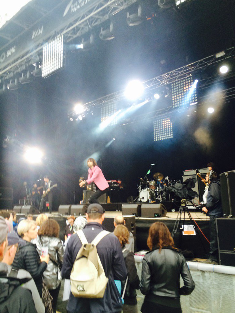 プライマル スクリームのボビー ギレスピー ステージから2m落下して病院に搬送 Nme Japan