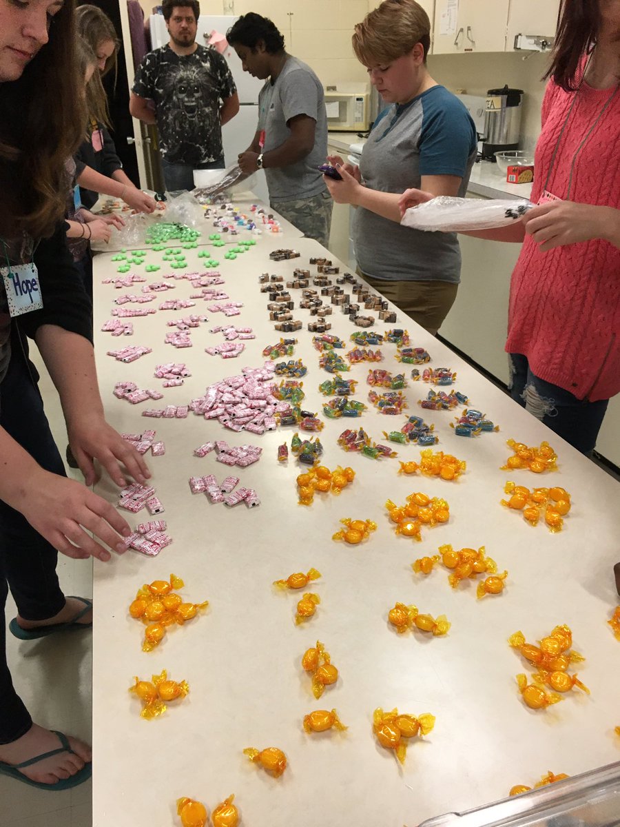 YAYACSASK's tweet photo. Making candy containers for Conference! #skconf2016 https://t.co/xXOwBIg8vl