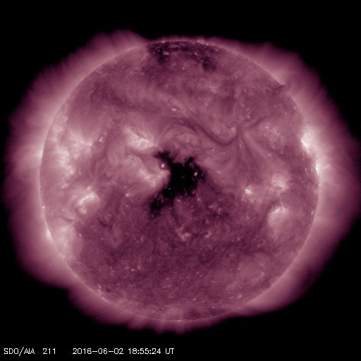 _SpaceWeather_'s tweet photo. A coronal hole is facing Earth. Enhanced solar wind could arrive in ~3 days - Follow live on https://t.co/T1Jkf6i4Cb https://t.co/9uP5h2KtbR