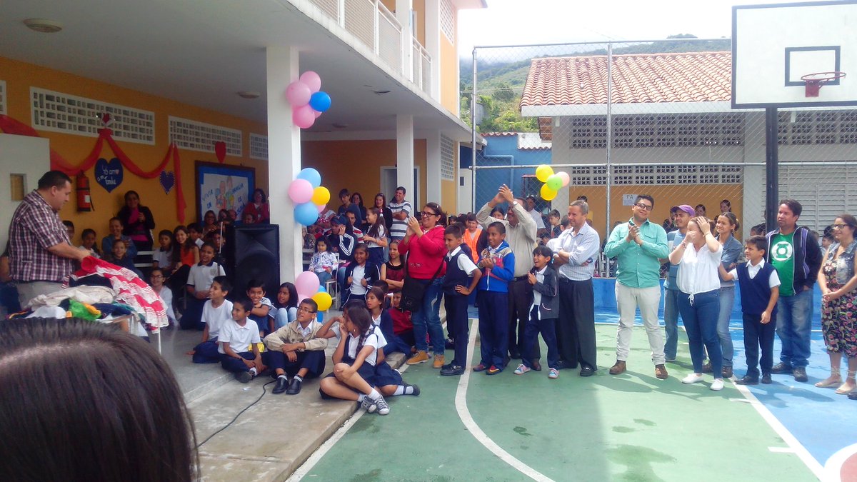 MedinaMYRO's tweet photo. @ebdrlrp @SilvaEleazarL @MunicipioSC @PDESanCristobal @PdeOrientacion Festejando día padre y madre un día familia https://t.co/0UaBhGlr4j
