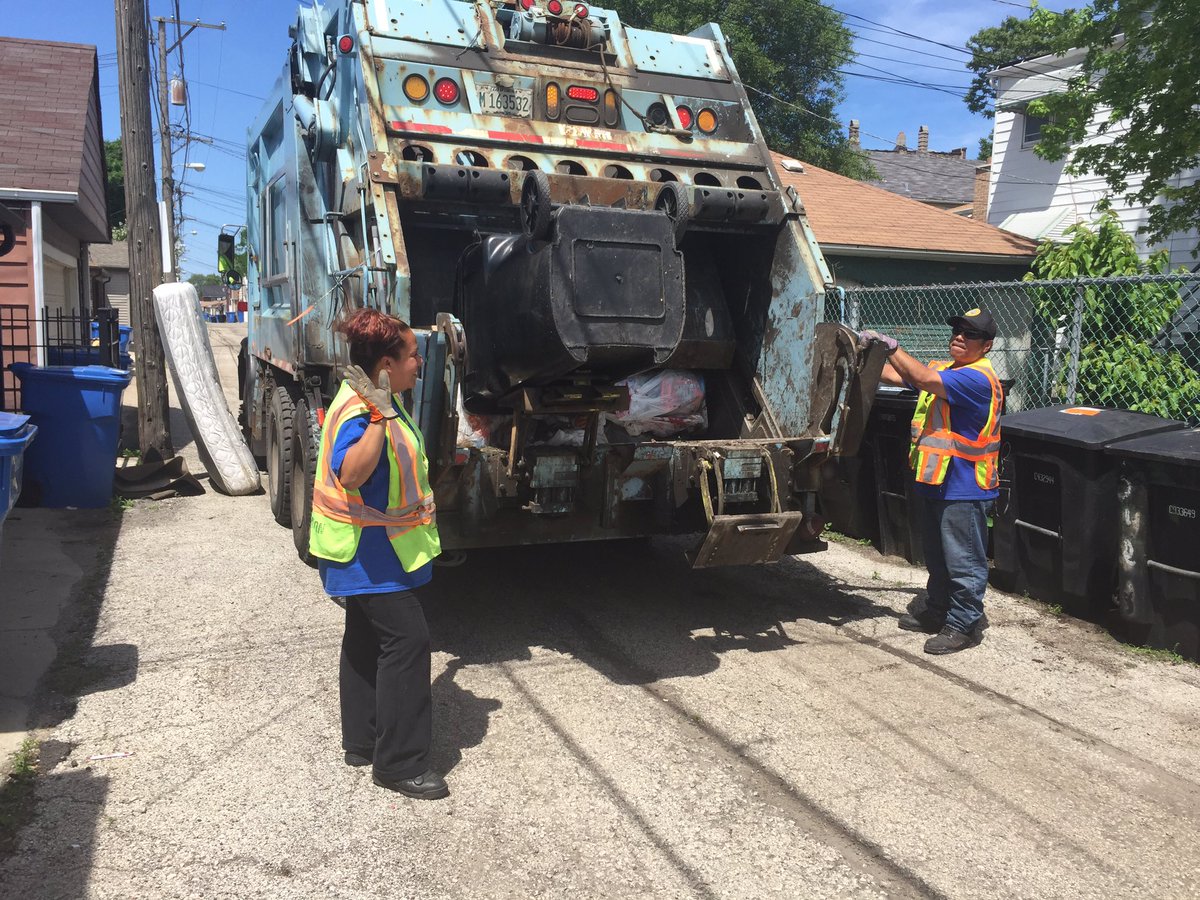 VRoa1001's tweet photo. #local1001 getting it done! She gave me an #earbeating ! #ladiesoflabor https://t.co/aVzfMs6frR
