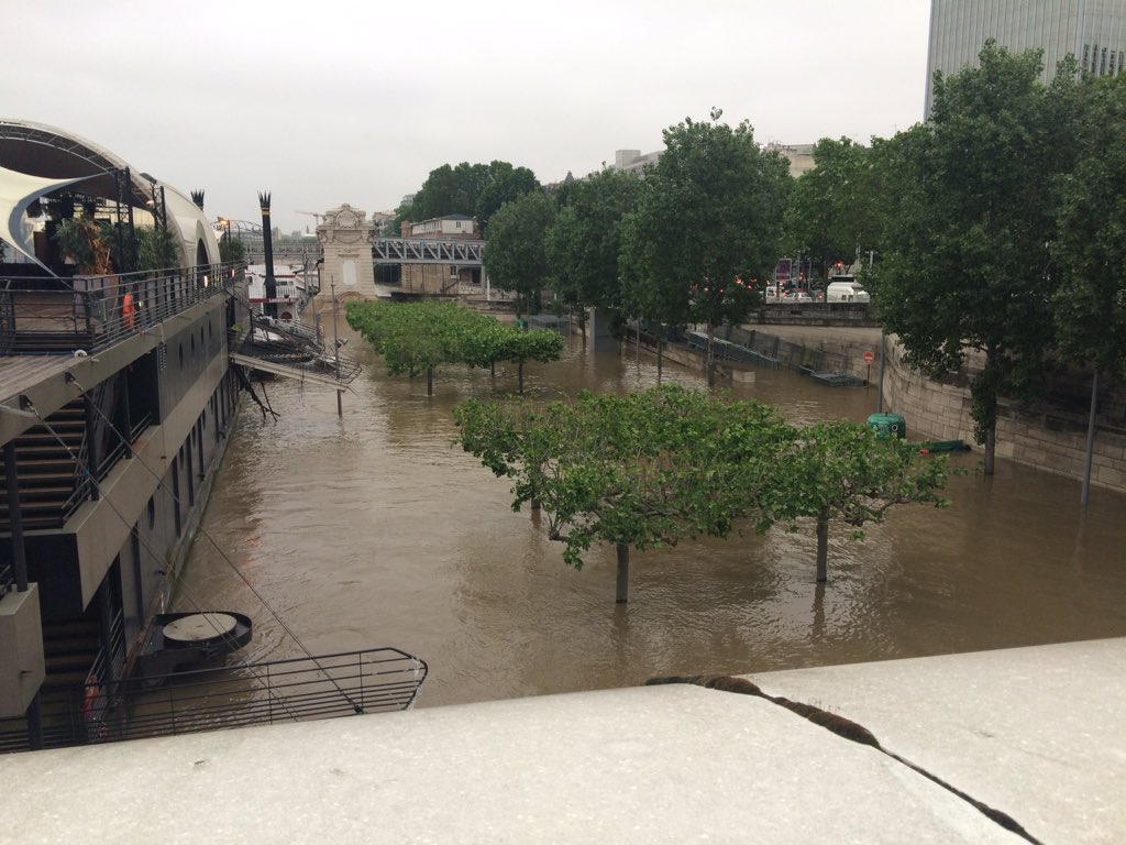 Thomas0James's tweet photo. La Seine fait des siennes. J'exprime mon soutien à tous les citoyens touchés par les inondations. https://t.co/NVHKY15nXN