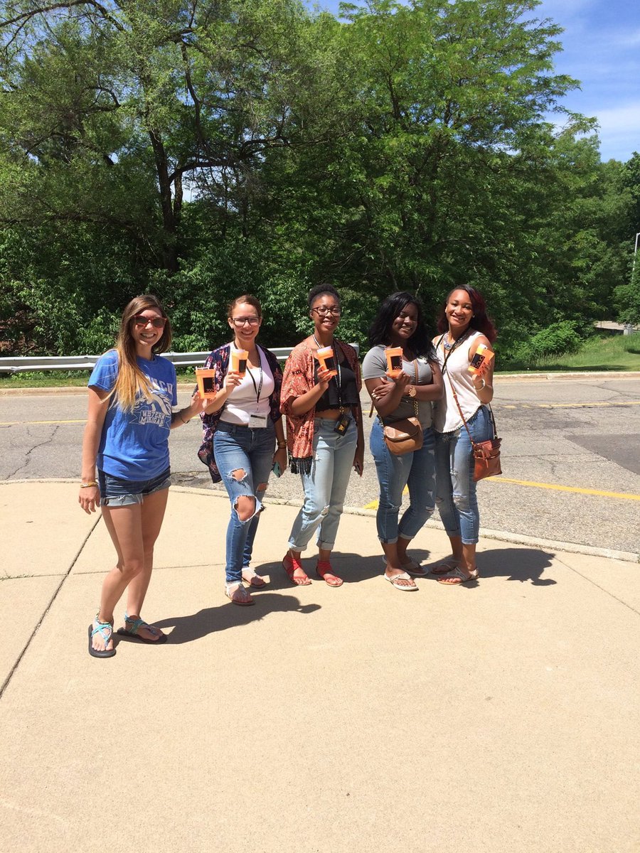 700SoHoWMU's tweet photo. Future Broncos enjoying their color changing SoHo cups! See us on campus and get one! #wmuorientation #broncos https://t.co/c0f44srtNr