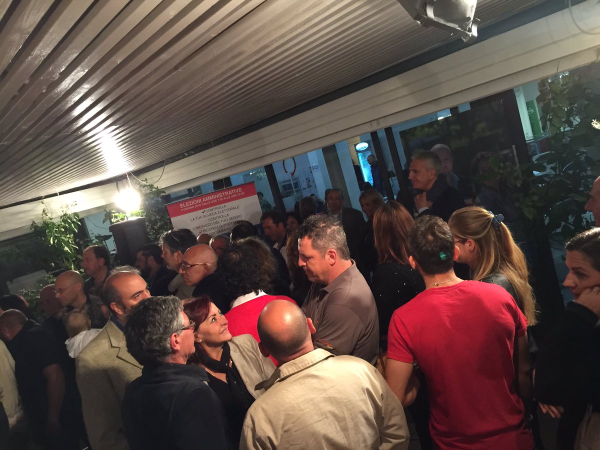 LCiocchetti's tweet photo. Siamo in tanti, tantissimi #conroma anche il #duegiugno tra la gente https://t.co/ZvqcGm05f0