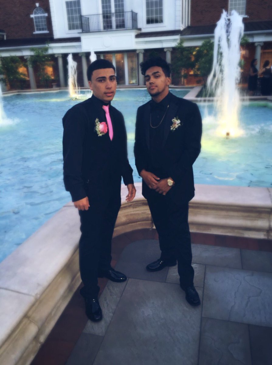 sschrisks's tweet photo. Prom night https://t.co/VmCuOvZ9Mv