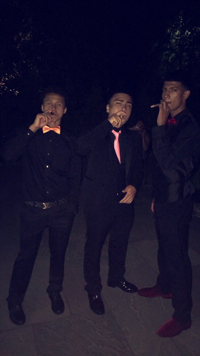 sschrisks's tweet photo. Prom night https://t.co/VmCuOvZ9Mv