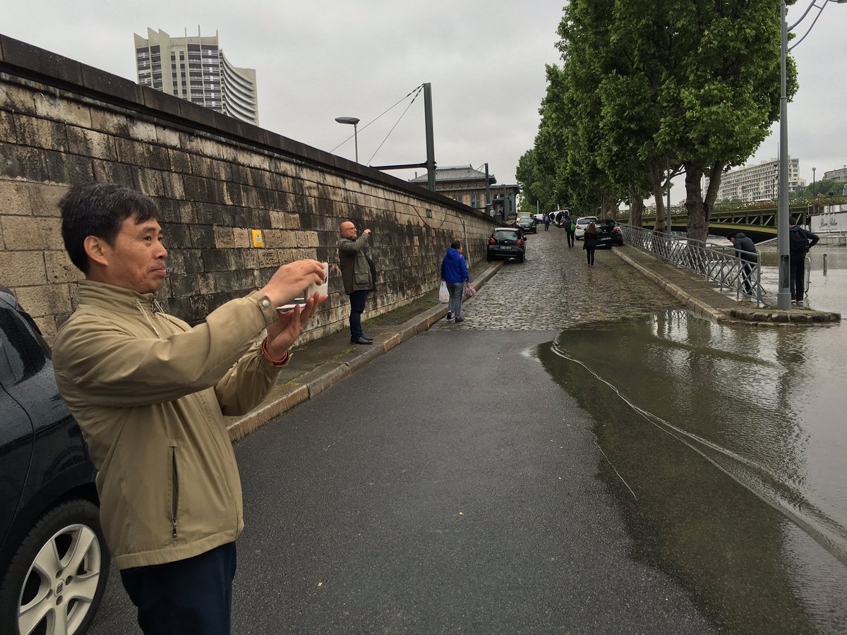 ElBeardsley's tweet photo. The rising waters of the Seine are unbelievable! Parisians - and tourists stunned.
@NPR https://t.co/A6dYpfraxD