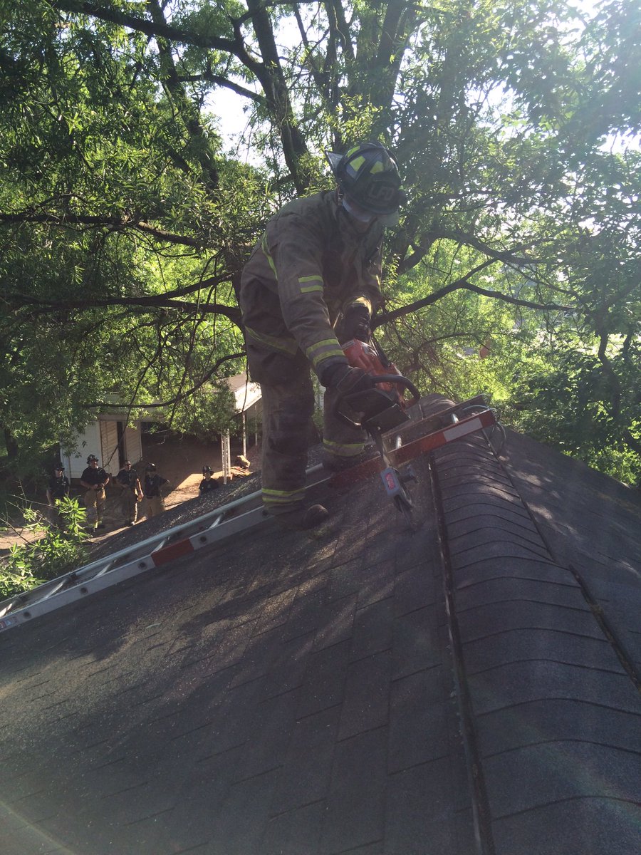 LincolntonFire's tweet image. C-Shift conducting ventilation training this morning. #ladderwork #everyonegoeshome
