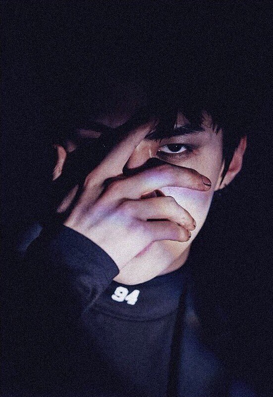 EXOSEHUNMAMA12's tweet photo. กลางวันเป็นหนุ่มแว่น กลางคืนเป็นแดร๊กคูร่า ~ มามะเธอจ๋า #เอียงคอให้กัด https://t.co/LhdrgZ3OfL