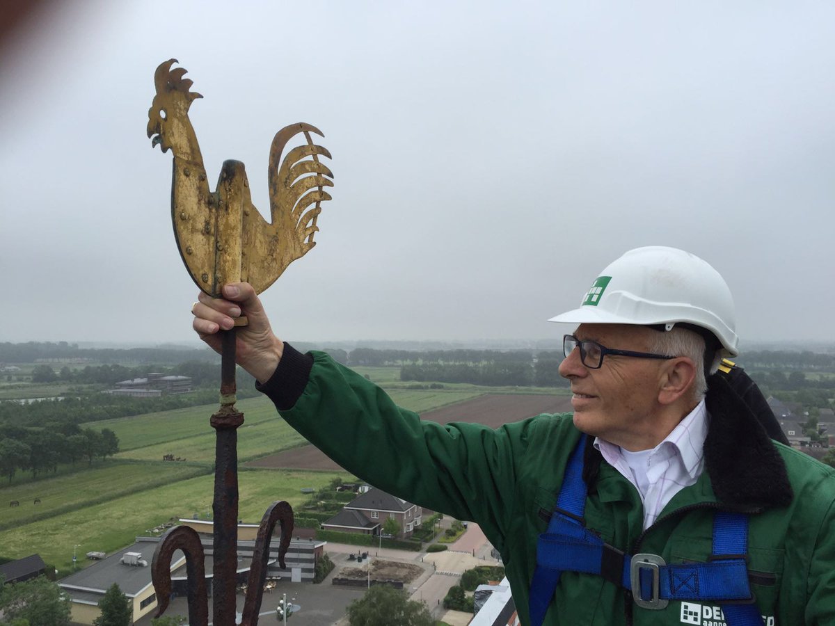 De restauratie van de kerktoren in Spijk is in volle gang. Wethouder Ed van Sambeek haalde vandaag de haan eraf