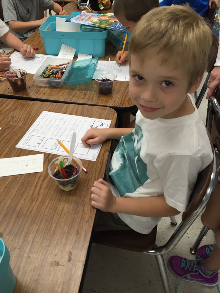 jillvannini's tweet photo. How to writing for camp day!  Worms Worms Worms @hcsrsd10ct https://t.co/zvR5rzSUyw