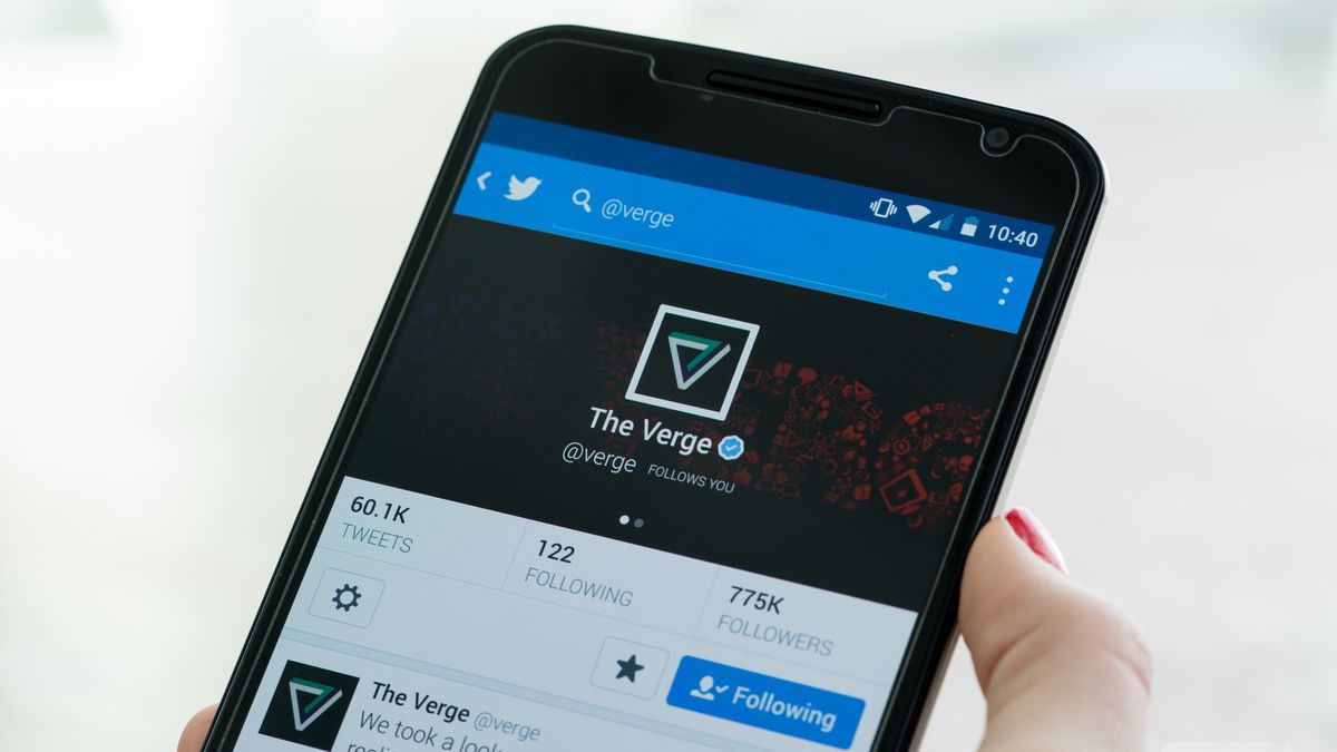 verge's tweet photo. Twitter has launched 360-degree video support just in time for the NBA Finals https://t.co/ubeuEscAmH https://t.co/ePc5efpdSt
