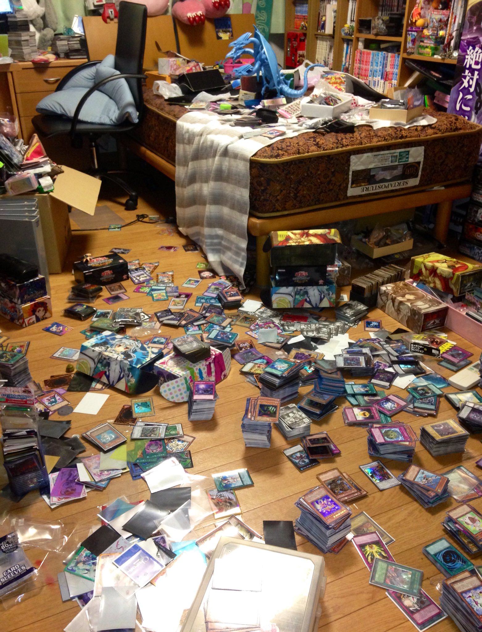 はっさく Tcg垢 いいか カードゲーマー共 これが今年結婚式を挙げる者の部屋だ わかるな 部屋にアルティメットドラゴンだぞ そしてこの部屋の散らかり これが現実 これがリアル T Co Xpixuqjocp Twitter