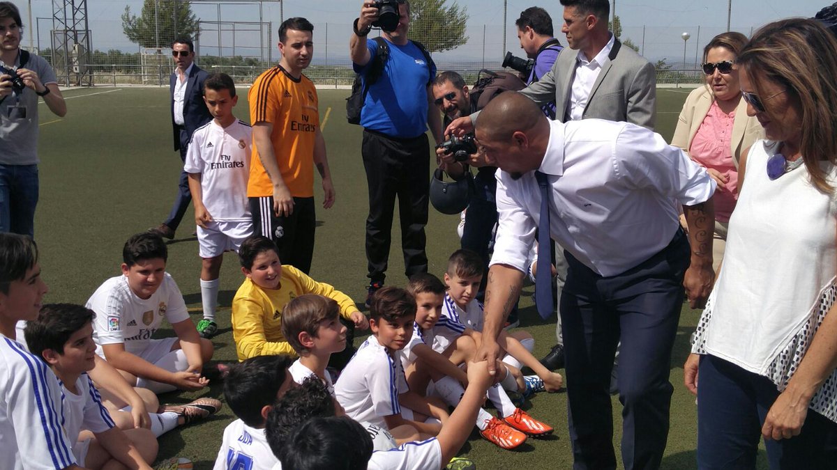 HoraJaen's tweet photo. El ex jugador de @realmadrid @Oficial_RC3 con los jugadores de @Fun_Realmadrid en Jaén despidiendo la temporada https://t.co/eUb75rDvR4