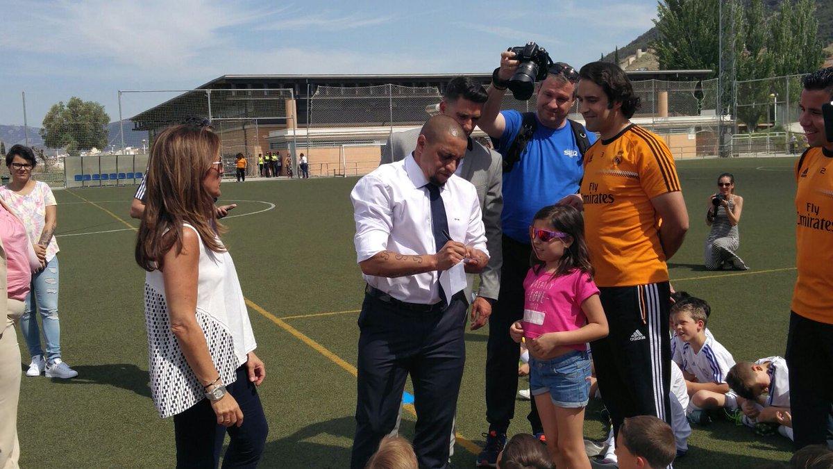 HoraJaen's tweet photo. El ex jugador de @realmadrid @Oficial_RC3 con los jugadores de @Fun_Realmadrid en Jaén despidiendo la temporada https://t.co/eUb75rDvR4