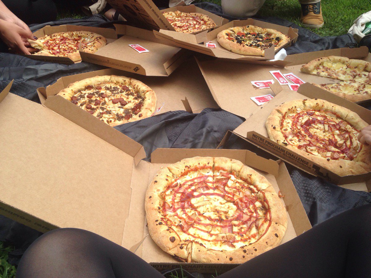 Vie_En_Agence's tweet photo. On est malheureux dans la team @webulle_agency ! Un repas bien malsain, mais dehors, pour respirer l'air frais ! https://t.co/rAYWmI7bqv