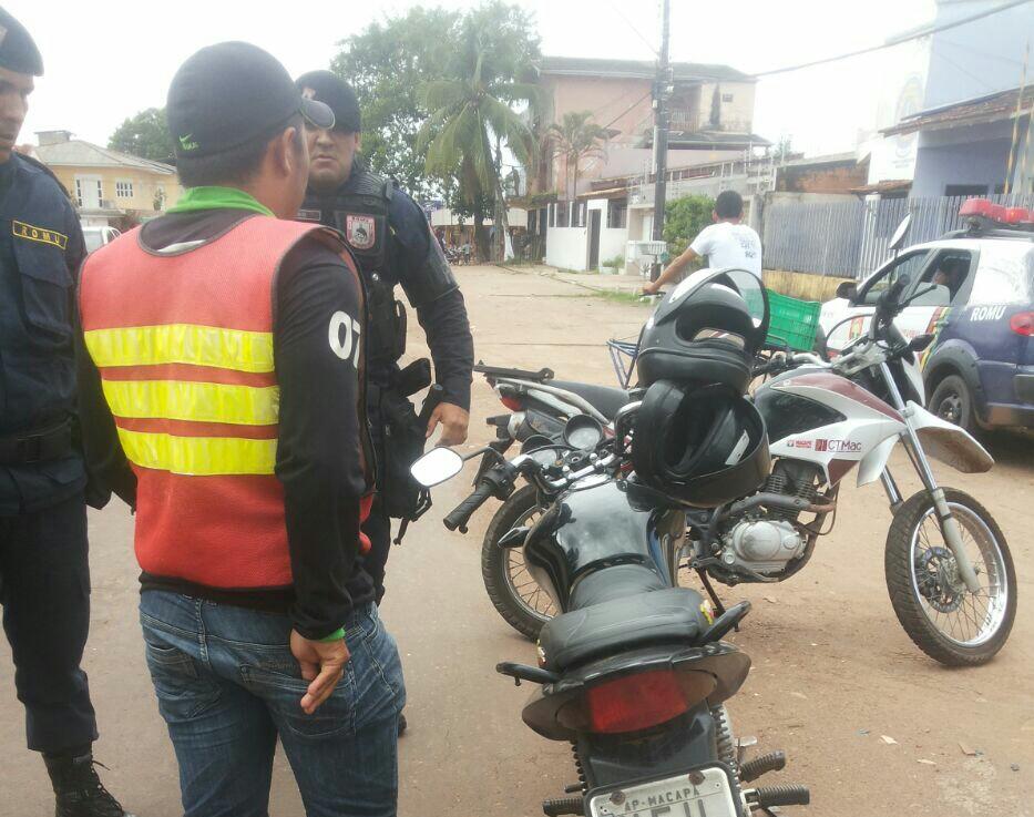 Agentes da CTMac e da ROMU da Guarda Municipal apreendem irregulares transportando passageiros em Macapá.