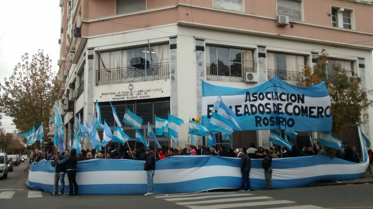 silvana_crocci's tweet photo. @aecrosario Junto a los trabajadores de Casa Bleger en el Ministerio de Trabajo https://t.co/QFEwqjRb4D
