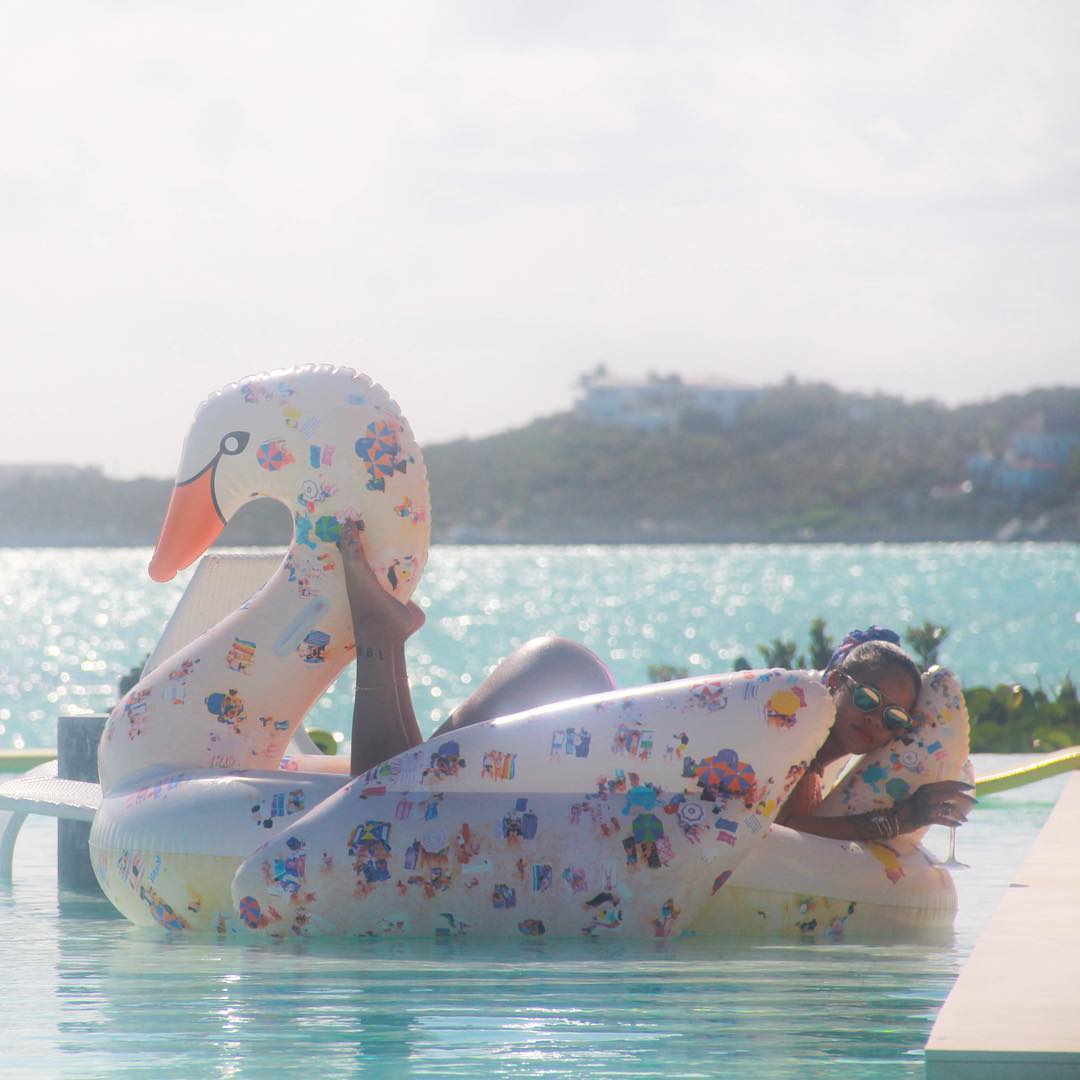supremenavi's tweet photo. Rihanna is in Turks &amp; Caicos 🌴 https://t.co/yLvt7Nclwn