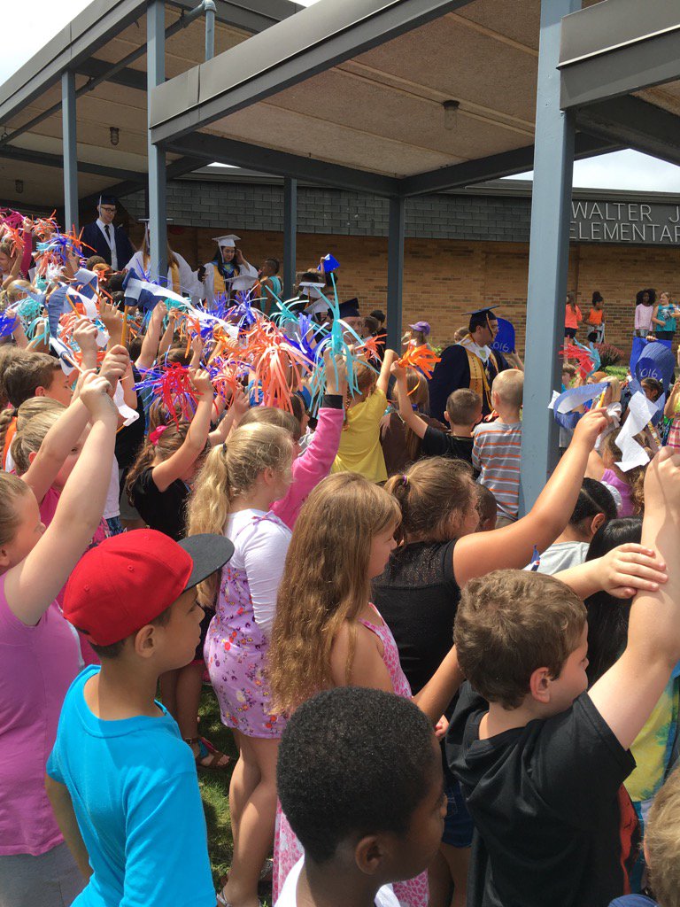 wutka4's tweet image. @WJMGrade3 Celebrating La Plata HS students who will always be Mitchell Bulldogs! 🍎😎 #walkforsuccess