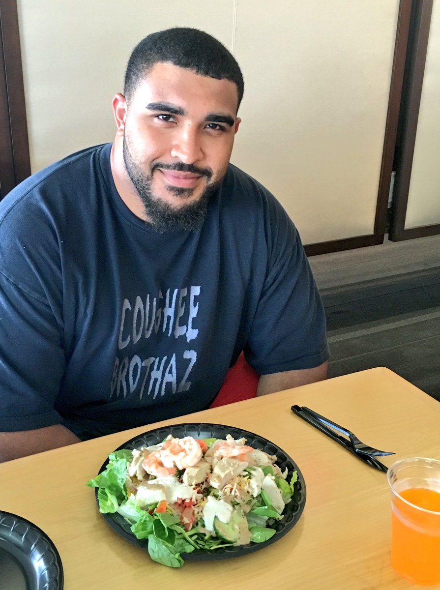 RUfueledup's tweet photo. What a plate @RFootball @Dorian_Miller made to start off his lunch today! #OLineLovesVeggies   @CoachBlaz https://t.co/pq8FX8xDtU