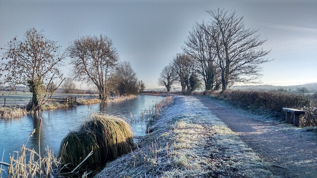 Jims_Journey's tweet photo. A frosty scene at the #GrandWesternCanal at #SampfordPeverell, #Devon, in February. #Fave30 #JimsJourney #8daystogo https://t.co/2tmtHb96Su