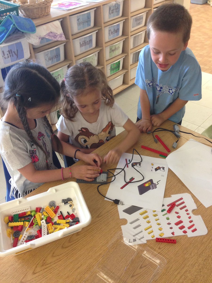 mshortonshub's tweet image. So proud of my sk's collaborating to build #legorobotics. @wilton_grove #tvdsb #coderobotics