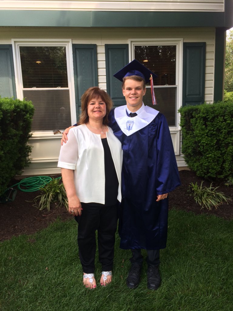 DebbieMoon1's tweet photo. Proud #GatorMom! #RHSGraduation https://t.co/0TowW67ywr