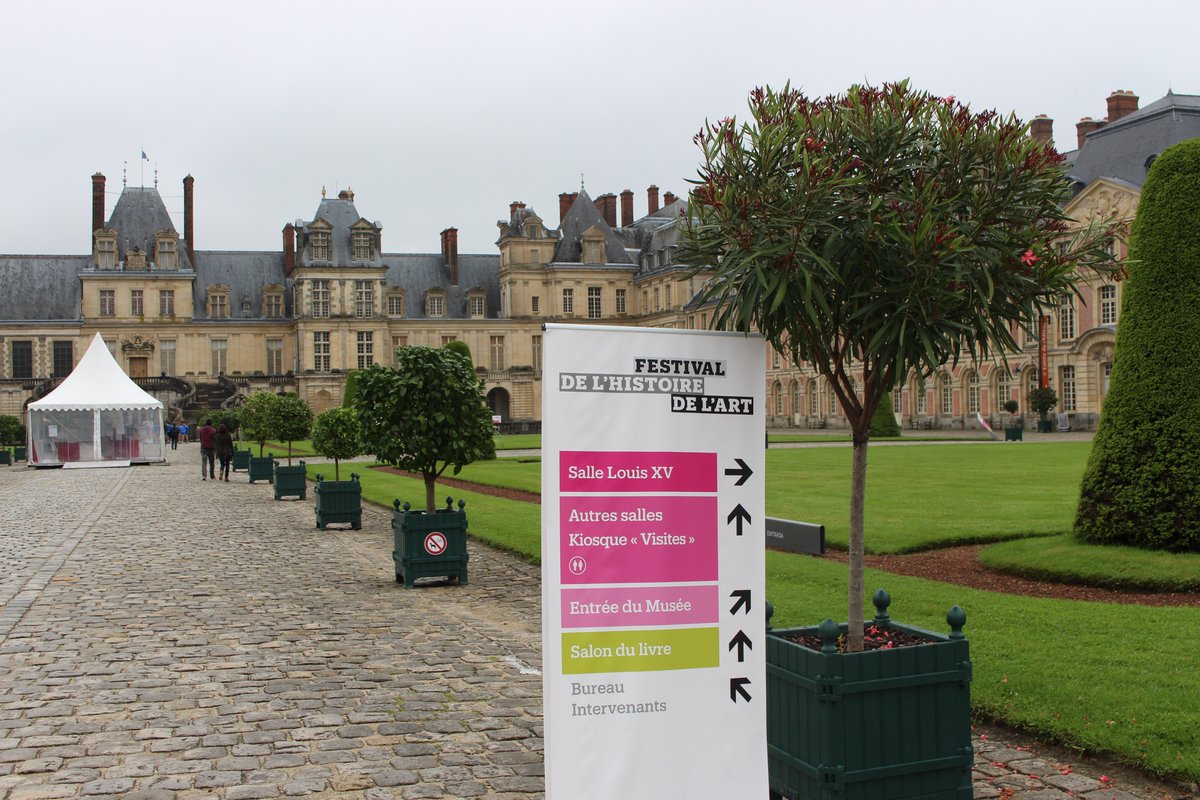 CFontainebleau's tweet photo. Derniers préparatifs pour le Festival avec le pavoisement du château aux couleurs de l'Espagne ! #FHA16 https://t.co/wRaiq8kzLL