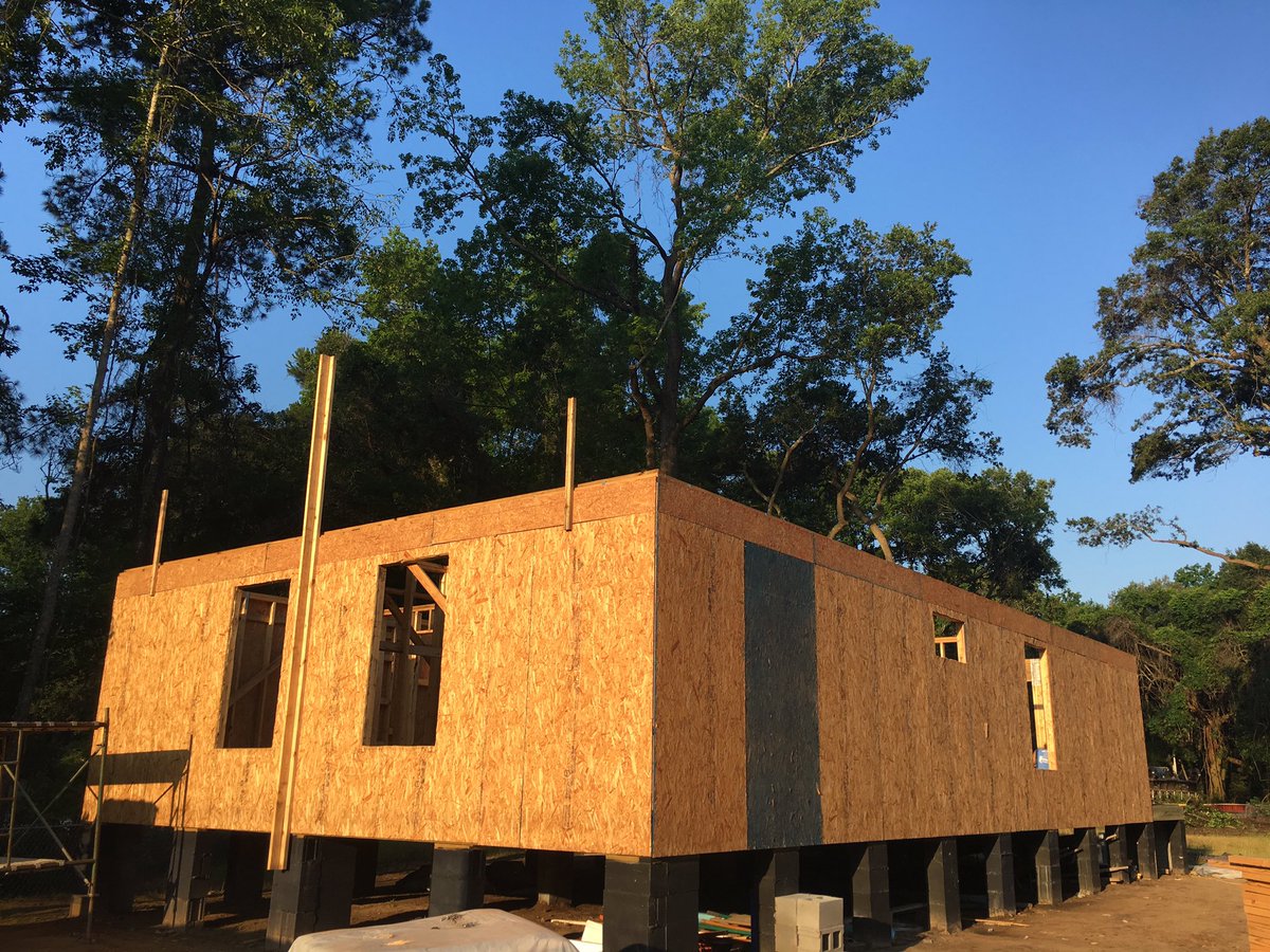 SSP_Habitat's tweet photo. Up on the roof... #itlookslikearealhousenow #sohotout https://t.co/GbyKJViuKX