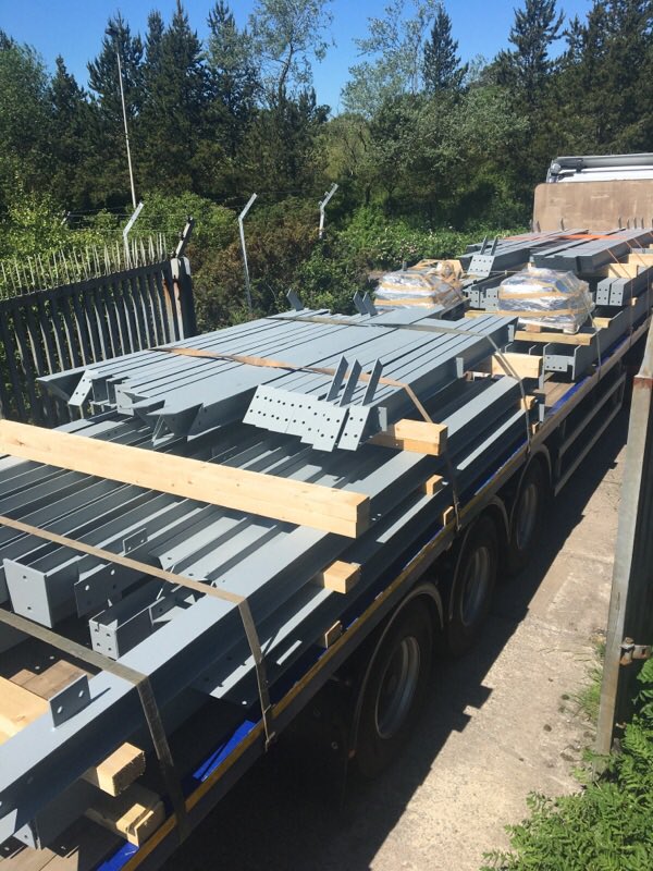 Michaeluk's tweet photo. Nothing beats getting @Shuffsheds house delivery and blocking the road https://t.co/IgFsw9BeRd